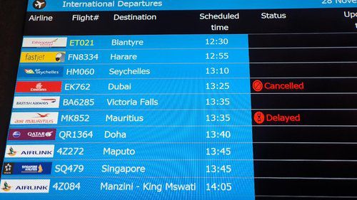 유럽행 직항 비행편 하나 없는 요하네스버그 국제공항(요하네스버그=연합뉴스) 김성진 특파원 = 코로나19 바이러스 새 변이가 출현했다는 소식이 전 세계에 알려진 지 사흘만인 28일(현지시간) 남아프리카공화국 요하네스버그 OR탐보 국제공항의 A터미널 국제선 출국장 안내판에서 유럽 직항편을 하나도 찾아볼 수 없다. 유럽은 남아공에서 출발하면 경유지를 거쳐 오는 것도 입국을 제한하는 것으로 알려졌다. 2021.11.29 sungjin@yna.co.kr