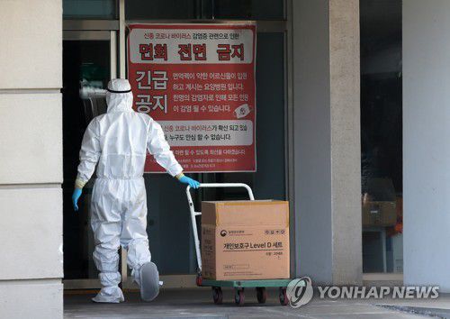 코로나19 전담 요양병원 병동 출입하는 의료진(광주=연합뉴스) 조남수 기자 = 신종 코로나바이러스 감염증(코로나19) 전담 요양병원인 광주 북구 헤아림요양병원에서 29일 오전 의료진이 의료용구를 옮기고 있다. 2021.11.29 iso64@yna.co.kr