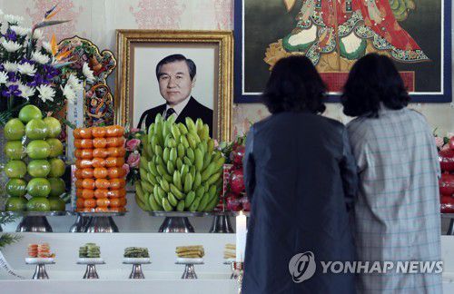 동화사에 놓인 노태우 전 대통령 영정(대구=연합뉴스) 김현태 기자 = 29일 대구 팔공산 동화사 대불전에 고(故) 노태우 전 대통령의 영정이 놓여 있다. 2021.11.29 mtkht@yna.co.kr