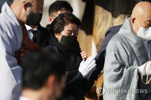 동화사서 열린 전두환 삼우제(대구=연합뉴스) 김현태 기자 = 29일 대구 팔공산 동화사에서 열린 고(故) 전두환 전 대통령의 삼우제에 부인 이순자 씨가 참석하고 있다. 2021.11.29 mtkht@yna.co.kr