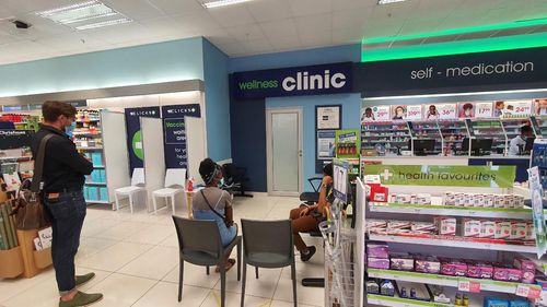 약국 슈퍼체인 클릭스의 접종소(프리토리아=연합뉴스) 김성진 특파원 = 29일(현지시각) 남아프리카공화국 수도 프리토리아에 있는 멘린 쇼핑몰 내 약국 슈퍼체인 클릭스의 코로나19 백신 접종소 앞에서 기다리는 사람들. 2021.11.30 sungjin@yna.co.kr