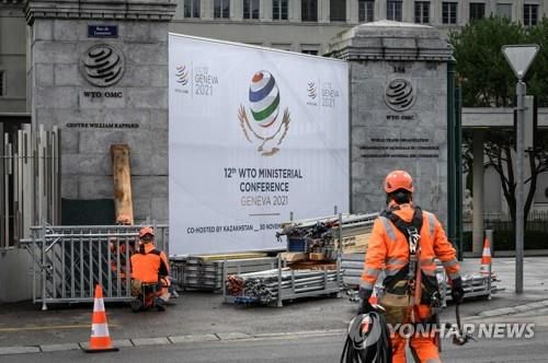 '오미크론' 출현에 각료회의 전격 연기한 WTO(제네바 AFP=연합뉴스) 27일(현지시간) 스위스 제네바 세계무역기구(WTO) 본부 앞에서 인부들이 WTO 각료회의를 위해 마련한 여러 설치물과 케이블 등을 철거하고 있다. WTO는 신종 코로나바이러스 감염증(코로나19)의 새로운 변이인 오미크론 변이의 츨현에 따른 각국의 여행 제한 조치를 고려해 오는 30일 열 예정이던 각료 회의를 전격 연기했다. 2021.11.27 photo@yna.co.kr