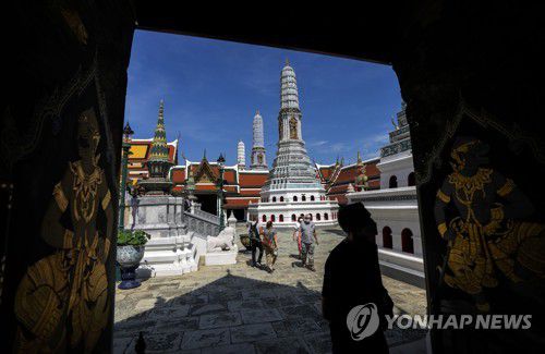 태국 왕궁 돌아보는 관광객들2021년 11월 29일 태국 방콕의 왕궁을 돌아보는 관광객들. [AP=연합뉴스자료사진, 재판매 및 DB 금지]