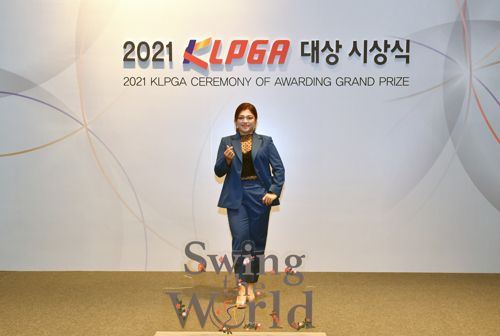 포토존에 선 장하나(서울=연합뉴스) 장하나가 30일 오후 서울 강남구 그랜드 인터컨티넨탈 서울 파르나스에서 열린 2021 한국여자프로골프(KLPGA) 대상 시상식 포토존에서 기념 촬영을 하고 있다. 2021.11.30      [KLPGA 제공. 재판매 및 DB 금지] photo@yna.co.kr