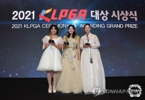다함께 찰칵(서울=연합뉴스) 30일 오후 서울 강남구 그랜드 인터컨티넨탈 서울 파르나스에서 열린 2021 KLPGA 대상 시상식에서 대상을 수상한 박민지(가운데)와 신인왕 송가은(왼쪽), 인기상 임희정이 기념촬영을 하고 있다. 2021.11.30 [KLPGA 제공. 재판매 및 DB금지] photo@yna.co.kr