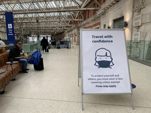 영국 런던 워털루역 마스크 착용 안내(런던=연합뉴스) 최윤정 특파원 = 영국 런던 워털루역에 11월 30일(현지시간) 마스크 착용 안내판이 세워져있다. 2021.12.1 photo@yna.co.kr