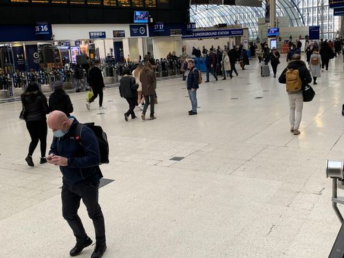 영국 런던 워털루역(런던=연합뉴스) 최윤정 특파원 = 영국 런던 워털루역에 11월 30일(현지시간) 하늘색 덴탈 마스크를 쓴 사람이 지나가고 있다. 2021.12.1 photo@yna.co.kr