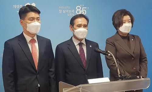 민주당으로 당선된 의정부시의원 2명 국민의힘 입당(의정부=연합뉴스) 김도윤 기자 = 오범구(가운데) 경기 의정부시의장과 김영숙(오른쪽) 시의원이 지난달 24일 이형섭 국민의힘 의정부을 당원협의회장과 함께 입당 관련 기자회견을 하고 있다. 2021.12.1