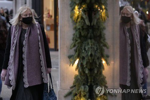 마스크를 쓴 런던 시민(런던 AP=연합뉴스) 30일(현지시간) 런던 시내 리젠트 거리를 마스크를 쓴 시민이 걷고 있다. 2021.11.30