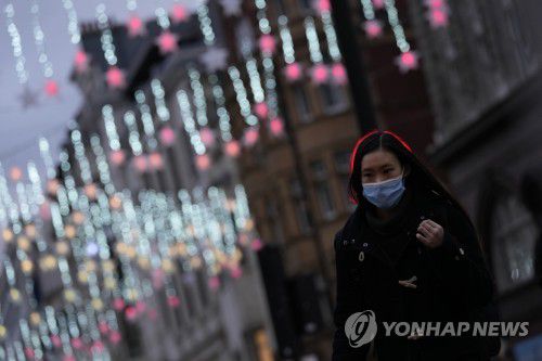 마스크를 쓴 런던 시민(런던 AP=연합뉴스) 30일(현지시간) 런던 옥스퍼드 거리를 한 시민이 마스크를 쓰고 걷고 있다. 2021.11.30