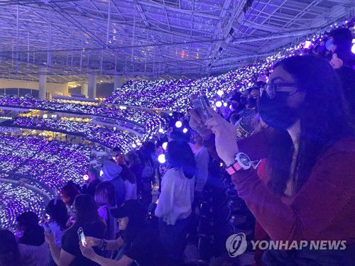 BTS 콘서트 '퍼미션 투 댄스 온 스테이지' LA서 개막(로스앤젤레스=연합뉴스) 27일(현지시간) 미국 로스앤젤레스(LA) 소파이 스타디움에서 2년 만에 개최된 방탄소년단(BTS)의 첫 대면 콘서트 '퍼미션 투 댄스 온 스테이지'(Permission to Dance on stage)에서 관객들이 무대를 관람하고 있다. 이날 개막한 콘서트는 28일과 다음 달 3~4일에 이어진다. 2021.11.28 [독자 제공. 재판매 및 DB 금지] photo@yna.co.kr