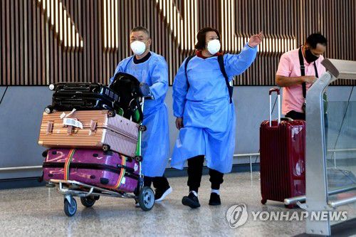 '오미크론 변이'에 방호복 입고 호주 공항 도착한 여행객들(멜버른 AFP=연합뉴스) 호주에서도 신종 코로나바이러스 감염증(코로나19) 새 변이인 '오미크론' 첫 감염이 확인된 가운데 29일(현지시간) 해외 여행객들이 방호복을 착용한 채 멜버른 툴라마린 공항에 도착하고 있다. 2021.11.29 leekm@yna.co.kr