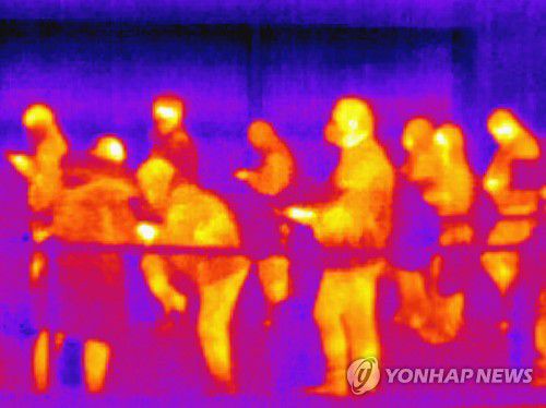 검역대 통과하는 해외 입국자들(영종도=연합뉴스) 김주성 기자 = 29일 인천국제공항 입국장에 설치된 열화상 카메라에 독일 프랑크푸르트와 러시아 하바롭스크발 여객기를 이용한 승객들이 입국심사를 받는 모습이 보인다.          방역 당국은 새로운 코로나19 변이 바이러스인 '오미크론'의 국내 유입을 막기 위해 남아프리카 8개국에서 오는 외국인을 입국금지 조치했으며, 향후 대상 국가를 확대하는 방안을 검토할 계획이다. 2021.11.29 [공동취재] utzza@yna.co.kr