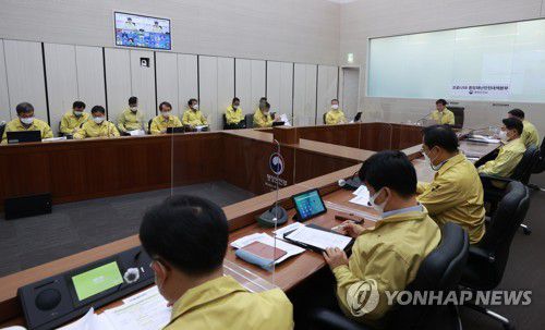 코로나19 신규 확진자 수 5천명대(세종=연합뉴스) 홍해인 기자 = 중앙재난안전대책본부 2차장인 전해철 행정안전부 장관이 1일 오전 세종시 정부세종2청사에서 열린 신종 코로나바이러스 감염증(코로나19) 대응 중앙재난안전대책본부 회의를 주재하고 있다.     전 장관은 중대본 모두발언에서 "1일 확진자수가 5천명대 초반에 이를 것으로 보인다"며 "어제까지 위중증 환자수는 700명대 수준이며 수도권 지역을 중심으로 병상 가동률이 상승하고 배정 대기도 증가하고 있는 상황"이라고 밝혔다. 2021.12.1 hihong@yna.co.kr