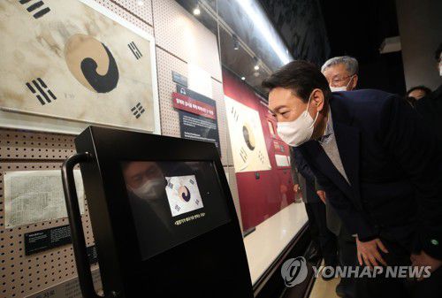 독립기념관 찾은 윤석열(천안=연합뉴스) 이정훈 기자 = 국민의힘 윤석열 대선 후보가 1일 오전 충남 천안시 독립기념관 '겨레의 함성관'에서 일장기 위에 태극기를 그린 진관사 태극기를 살펴보고 있다. 2021.12.1 uwg806@yna.co.kr