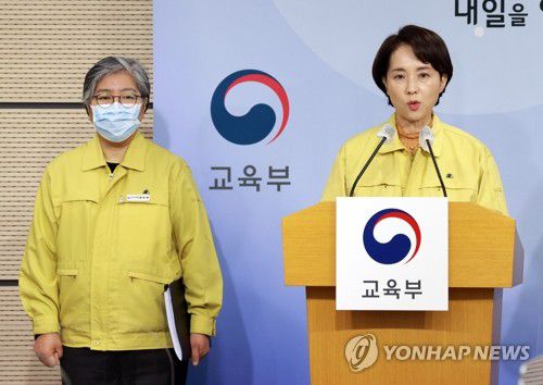 전면등교 안정적 시행 대국민 호소 브리핑하는 유은혜 부총리(세종=연합뉴스) 홍해인 기자 = 유은혜 사회부총리 겸 교육부 장관이 1일 오전 정부세종청사 교육부에서 전면등교의 안정적 시행을 위한 대국민 호소 브리핑을 하고 있다. 왼쪽은 정은경 질병관리청장. 2021.12.1 hihong@yna.co.kr