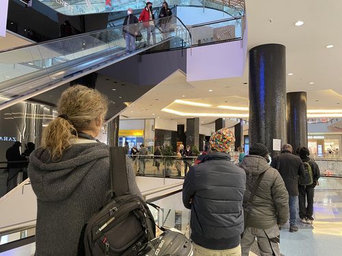 코로나19 백신접종 받으려고 줄 선 시민들(베를린=연합뉴스) 이 율 특파원 = 독일 베를린 도심의 한 쇼핑몰내에 설치된 코로나19 백신접종센터에 백신을 접종받기 위해 줄선 베를린 시민들. 2021.12.01