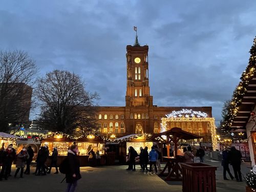 한산한 크리스마스마켓(베를린=연합뉴스) 이 율 특파원 = 독일 베를린 알렉산더 광장 크리스마스마켓의 한산한 모습. 2021.12.01