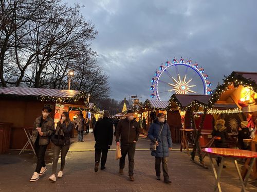 한산한 크리스마스마켓(베를린=연합뉴스) 이 율 특파원 = 독일 베를린 알렉산더 광장 크리스마스마켓의 한산한 모습. 2021.12.01