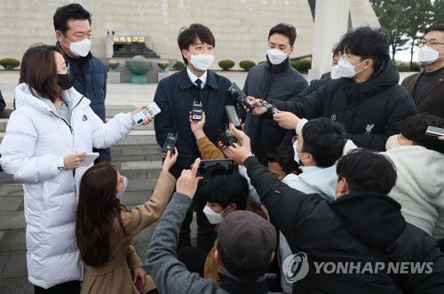 이준석 대표에 쏠린 눈과 귀(제주=연합뉴스) 박지호 기자 = 국민의힘 이준석 대표가 2일 오후 제주시 봉개동 4·3평화공원을 찾아 참배한 뒤 취재진 질문에 답하고 있다. 2021.12.2 jihopark@yna.co.kr