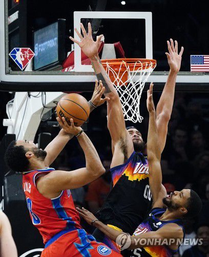 피닉스-디트로이트 선수들 경기모습[AP=연합뉴스]