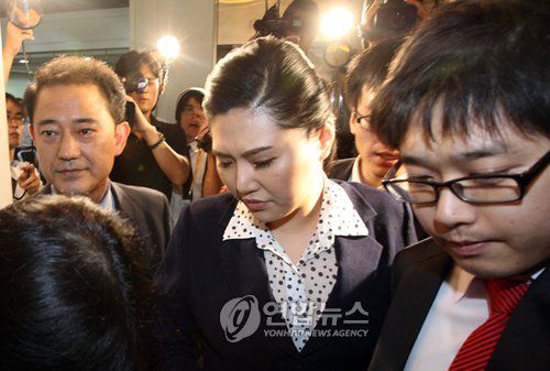 법정 들어가는 친박연대 양정례 의원(서울=연합뉴스) 임헌정 기자 = '친박연대 공천헌금' 선고공판이 14일 서울 중앙지밥에서 열려 양정례 의원이 법정으로 들어가고 있다. kane@yna.co.kr