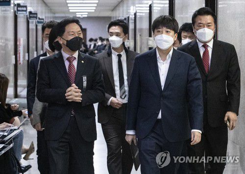 국민의힘 최고위원회지난달 22일 열린 국민의힘 최고위원회에서 이준석 대표(오른쪽)와 김기현 원내대표(왼쪽)가 걸어가고 있다. [연합뉴스 자료사진.재판매 및 DB 금지]