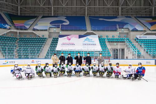 플레이윈터 스포츠아카데미 파라아이스하키 클럽육성 프로그램 참가자들과 한민수 감독. [2018평창기념재단 제공. 재판매 및 DB 금지]