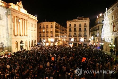 방역 정책에 반대하는 스페인 시위대(바르셀로나 로이터=연합뉴스) 4일(현지시간) 스페인 바르셀로나에서 신종 코로나바이러스 감염증(코로나19) 방역 정책에 반대하는 인파가 주말을 맞아 거리로 나와 시위를 벌이고 있다. 2021.12.5. photo@yna.co.kr