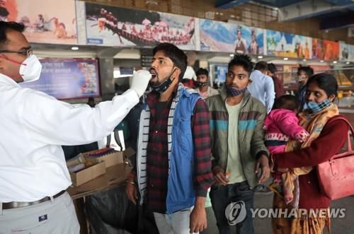 인도 뉴델리에서 진행된 코로나19 검사[EPA 연합뉴스 자료사진. 재판매 및 DB 금지]