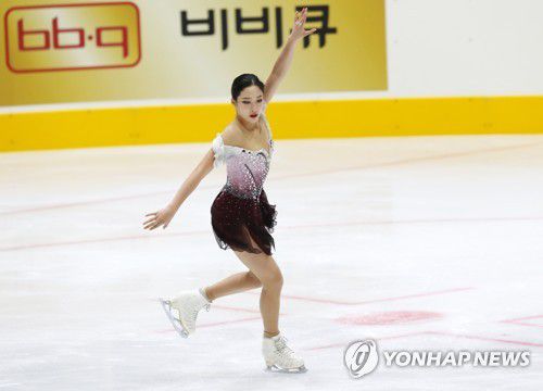 유영의 프리스케이팅 연기(의정부=연합뉴스) 김병만 기자 = 5일 경기도 의정부실내빙상장에서 열린 '2021년 KB금융 전국남녀 피겨스케이팅 회장배 랭킹대회(2022년 베이징 동계올림픽 국가 대표 1차 선발전)'에서 피겨스케이팅 여자 싱글 유영이 프리스케이팅 연기를 펼치고 있다.      2021.12.5 kimb01@yna.co.kr