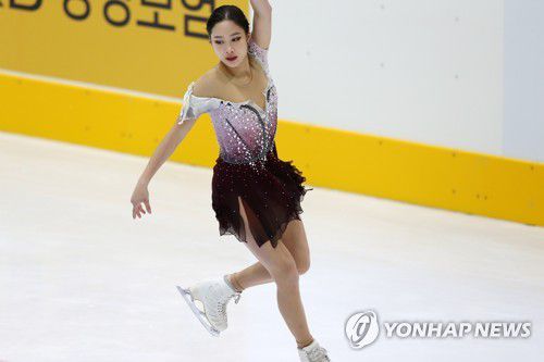 유영의 프리프로그램 연기(의정부=연합뉴스) 김병만 기자 = 5일 경기도 의정부실내빙상장에서 열린 '2021년 KB금융 전국남녀 피겨스케이팅 회장배 랭킹대회(2022년 베이징 동계올림픽 국가 대표 1차 선발전)'에서 피겨스케이팅 여자 싱글 유영이 프리프로그램 연기를 펼치고 있다.      2021.12.5 kimb01@yna.co.kr