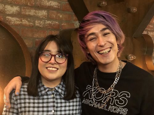 '멕시코 오빠'와 '아미 PD'가 만드는 중남미 K팝 방송 (멕시코시티=연합뉴스) 고미혜 특파원 = 중남미 곳곳에 방송되는 K팝 전문 TV·라디오 프로그램 '엑사 K팝'을 진행하는 '오빠 김'(본명 라파엘 로차·오른쪽)과 BTS 팬인 산도발 PD가 2일(현지시간) 멕시코시티의 방송국 스튜디오에서 나란히 포즈를 취하고 있다. 2021.12.6.   mihye@yna.co.kr