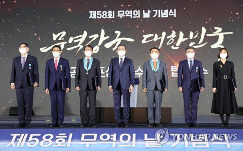 정부 포상자와 기념촬영하는 문재인 대통령(서울=연합뉴스) 안정원 기자 = 문재인 대통령이 6일 서울 강남구 코엑스에서 열린 제58회 무역의날 기념식에서 정부포상자들과 기념촬영을 하고 있다.      왼쪽부터 산업포장 에스엠상선 주식회사 박기훈 대표이사, 철탑산업훈장 샬롬엔지니어링 김봉택 대표이사, 동탑산업훈장 동성화인텍 류완수 대표이사, 문재인 대통령, 동탑산업훈장 주식회사 핌스 정해균 사장, 석탑산업훈장 티오케이첨단재료 김기태 대표이사, 대통령표창 주식회사 씨젠 김윤지 이사. 2021. 12.6 jeong@yna.co.kr