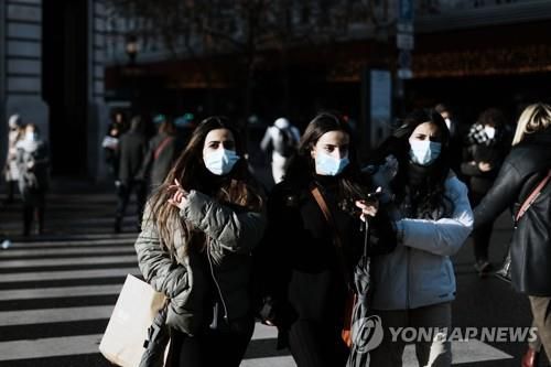 마스크를 쓴 채 거리를 걷는 파리 시민들(파리 AP=연합뉴스) 2일(현지시간) 프랑스 파리 거리를 여성들이 마스크를 쓰고 걸어가고 있다. 2021.12.3. photo@yna.co.kr