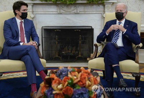 베이징 올림픽 보이콧 시사하는 바이든(워싱턴 AP=연합뉴스) 조 바이든 미국 대통령이 18일(현지시간) 백악관 집무실에서 쥐스탱 트뤼도 캐나다 총리와 회담하고 있다. 바이든 대통령은 이 자리에서  베이징 동계올림픽의 외교적 보이콧 검토 여부에 대한 취재진 질문에 "우리가 검토하고 있는 것"이라고 말했다.2021.11.19 jsmoon@yna.co.kr