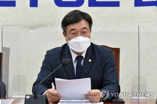 정책조정회의 주재하는 윤호중 원내대표(서울=연합뉴스) 백승렬 기자 = 더불어민주당 윤호중 원내대표가 2일 서울 여의도 국회에서 열린 정책조정회의를 주재하고 있다. 2021.12.2 [국회사진기자단] srbaek@yna.co.kr