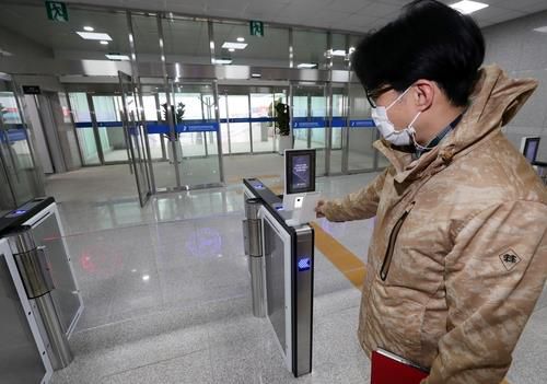 개찰구 QR코드 인식 시설[연합뉴스 자료사진]