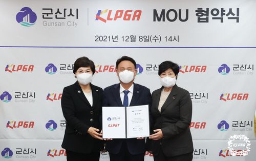 왼쪽부터 김순미 KLPGA 수석부회장, 강임준 군산시장, 강춘자 KLPGT 대표이사 [KLPGA 제공. 재판매 및 DB 금지]