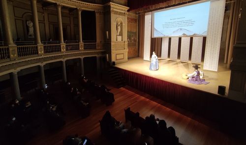 판소리 완창 무대가 펼쳐진 로마 토를로니아 극장(로마=연합뉴스) 전성훈 특파원 = 7일 밤(현지시간) 김정민 명창의 '흥보가' 판소리 완창 공연이 열린 로마 토를로니아 극장 무대 전경. 2021.12.7. lucho@yna.co.kr