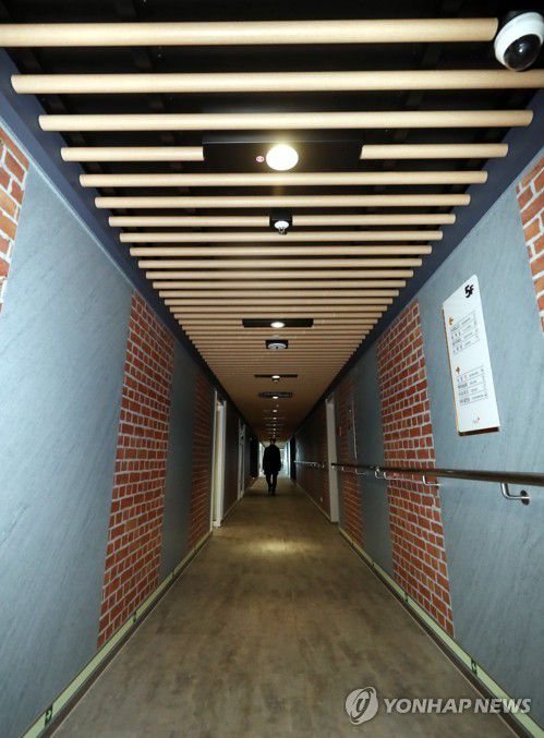 비욘드 트러스트호 천장에 설치된 사다리(인천=연합뉴스) 윤태현 기자 = 8일 오전 인천시 중구 인천항 연안여객터미널 제주행 터미널에 정박한 인천∼제주 항로 여객선 '비욘드 트러스트호' 내부 천장에 사다리가 설치돼 있다. 이 시설은 외관상 인테리어 장식으로 보이지만 긴급한 상황으로 여객선이 기울거나 뒤집히면 사다리나 손잡이로 사용할 수 있다. 2021.12.8 tomatoyoon@yna.co.kr