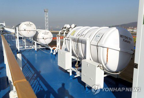 비욘드 트러스트호에 설치된 구명보트(인천=연합뉴스) 윤태현 기자 = 8일 오전 인천시 중구 인천항 연안여객터미널 제주행 터미널에 정박한 인천∼제주 항로 여객선 '비욘드 트러스트호'에 구명보트가 설치돼 있다. 이 여객선은 이달 10일부터 운항을 시작할 예정이다. 이 항로의 여객선 운항이 재개된 것은 2014년 세월호 참사 이후 7년만이다. 2021.12.8 tomatoyoon@yna.co.kr