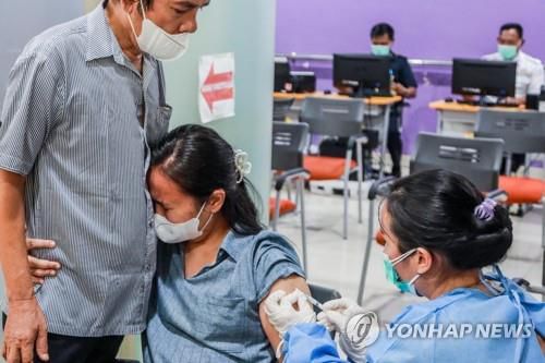 中시노백이 개발한 코로나19백신 맞는 인도네시아인[EPA=연합뉴스]