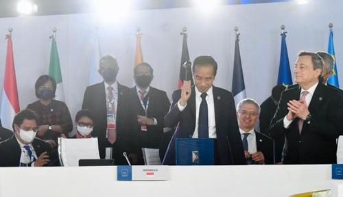 이탈리아로부터 G20 정상회의 의사봉 넘겨받은 조코위 대통령[인도네시아 대통령궁·재판매 및 DB 금지]