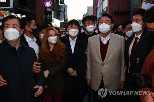 거리인사 나선 윤석열 후보와 이준석 대표(서울=연합뉴스) 국민의힘 윤석열 대선 후보(오른쪽)와 이준석 대표가 8일 서울 종로구 대학로에서 거리인사에 나서고 있다. 2021.12.8 [국회사진기자단] toadboy@yna.co.kr