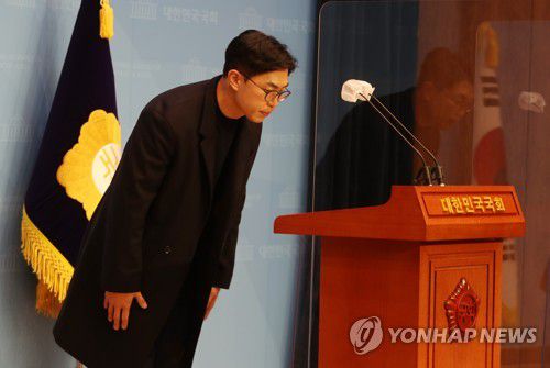 국민의힘 노재승 공동선대위원장 자진 사퇴(서울=연합뉴스) 백승렬 기자 = 과거 발언들로 논란을 빚은 국민의힘 노재승 공동선대위원장이 9일 오후 국회 소통관에서 선대위원장직 사퇴를 밝힌 뒤 인사하고 있다. 2021.12.9 [국회사진기자단] srbaek@yna.co.kr