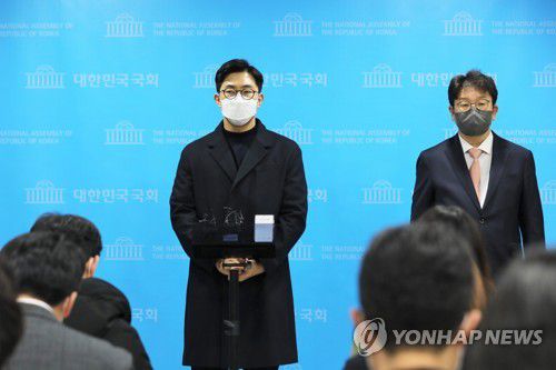 취재진 질문에 답변하는 국민의힘 노재승(서울=연합뉴스) 백승렬 기자 = 과거 발언들로 논란을 빚은 국민의힘 노재승 공동선대위원장이 9일 오후 국회 소통관에서 선대위원장직 사퇴를 밝힌 뒤 취재진의 질문에 답변하고 있다. 2021.12.9 [국회사진기자단] srbaek@yna.co.kr