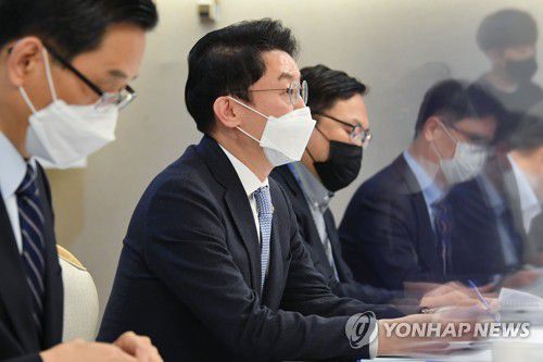 혁신성장 전략점검회의 주재하는 이억원 차관(서울=연합뉴스) 이억원 기획재정부 차관이 10일 서울 광화문 정부서울청사에서 열린 '제40차 혁신성장 전략점검회의 겸 코로나 정책점검회의 겸 한국판뉴딜 점검 TF 겸 제35차 물가관계차관회의'를 주재하고 있다. 2021.12.10      [기획재정부 제공. 재판매 및 DB 금지] photo@yna.co.kr