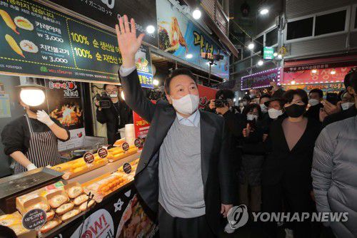 강릉 시민들에게 인사하는 윤석열(강릉=연합뉴스) 이정훈 기자 = 국민의힘 윤석열 대선 후보가 10일 오후 강원 강릉중앙시장을 찾아 시민들에게 인사하고 있다. 2021.12.10 uwg806@yna.co.kr