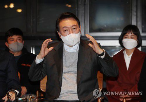 발언하는 윤석열(강릉=연합뉴스) 이정훈 기자 = 국민의힘 윤석열 대선 후보가 10일 저녁 강원 강릉시 한 카페에서 청년소상공인들과 간담회를 하고 있다. 2021.12.10 uwg806@yna.co.kr